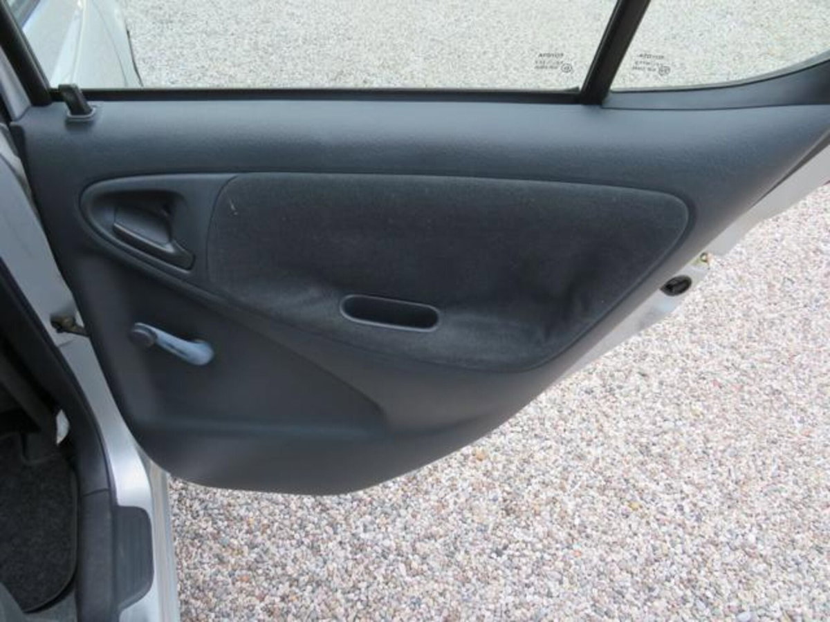 Toyota Yaris 16V cat 5 porte Sol '03 (19)