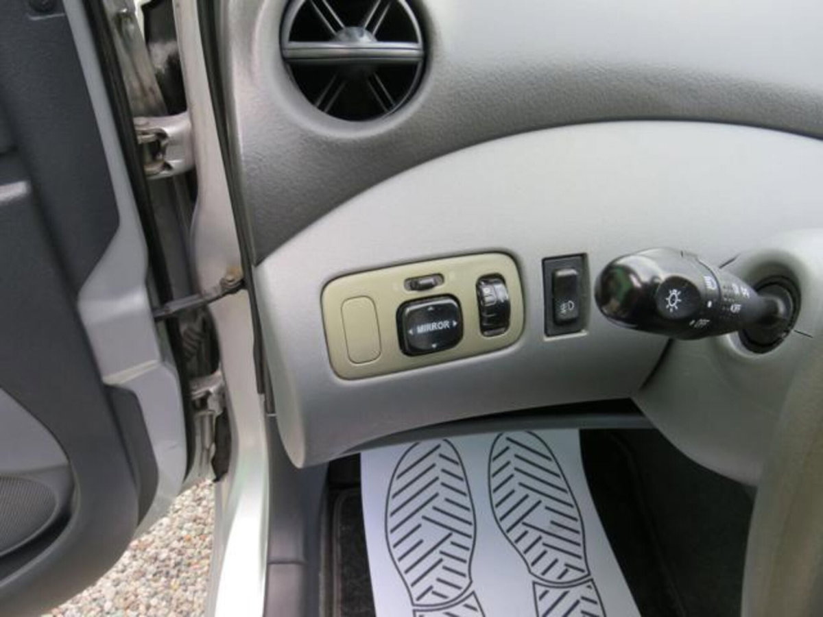 Toyota Yaris 16V cat 5 porte Sol '03 (9)