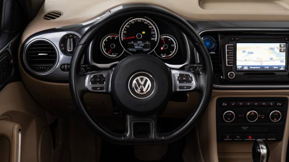 Volkswagen Maggiolino Cabrio 1.6 TDI DSG Design (14)