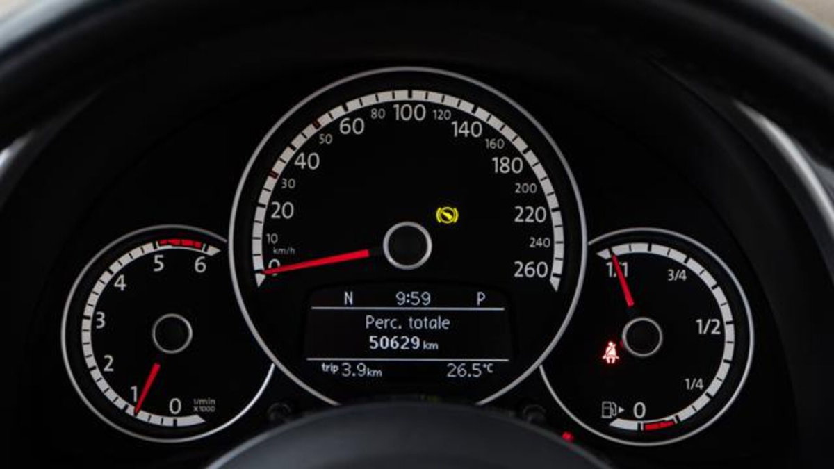 Volkswagen Maggiolino Cabrio 1.6 TDI DSG Design (15)