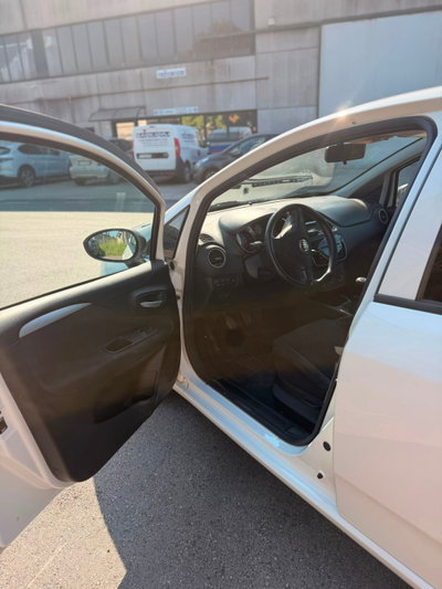 Fiat Punto 1.3 MJT II 75 CV 5 porte Lounge (6)