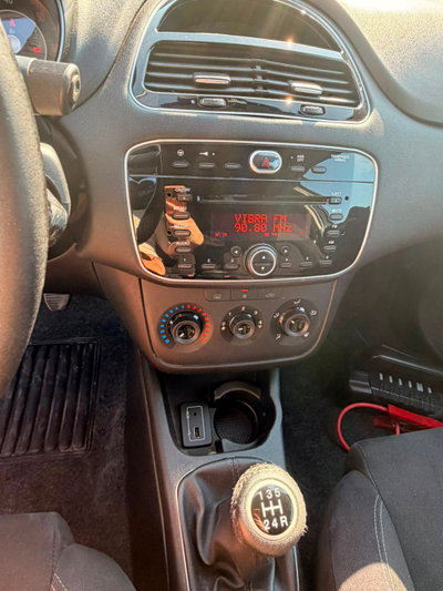 Fiat Punto 1.3 MJT II 75 CV 5 porte Lounge (9)