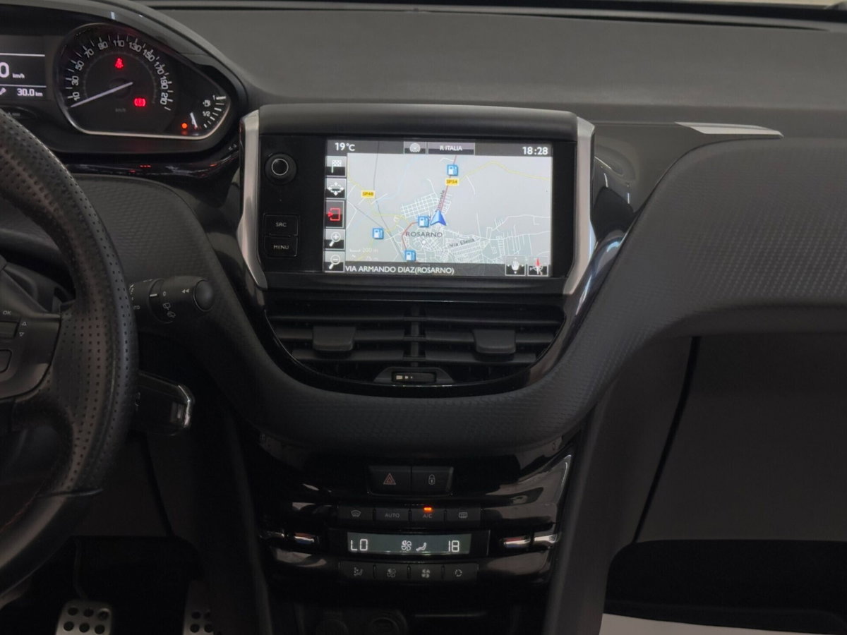Peugeot 208 100 3 porte GT Line (11)