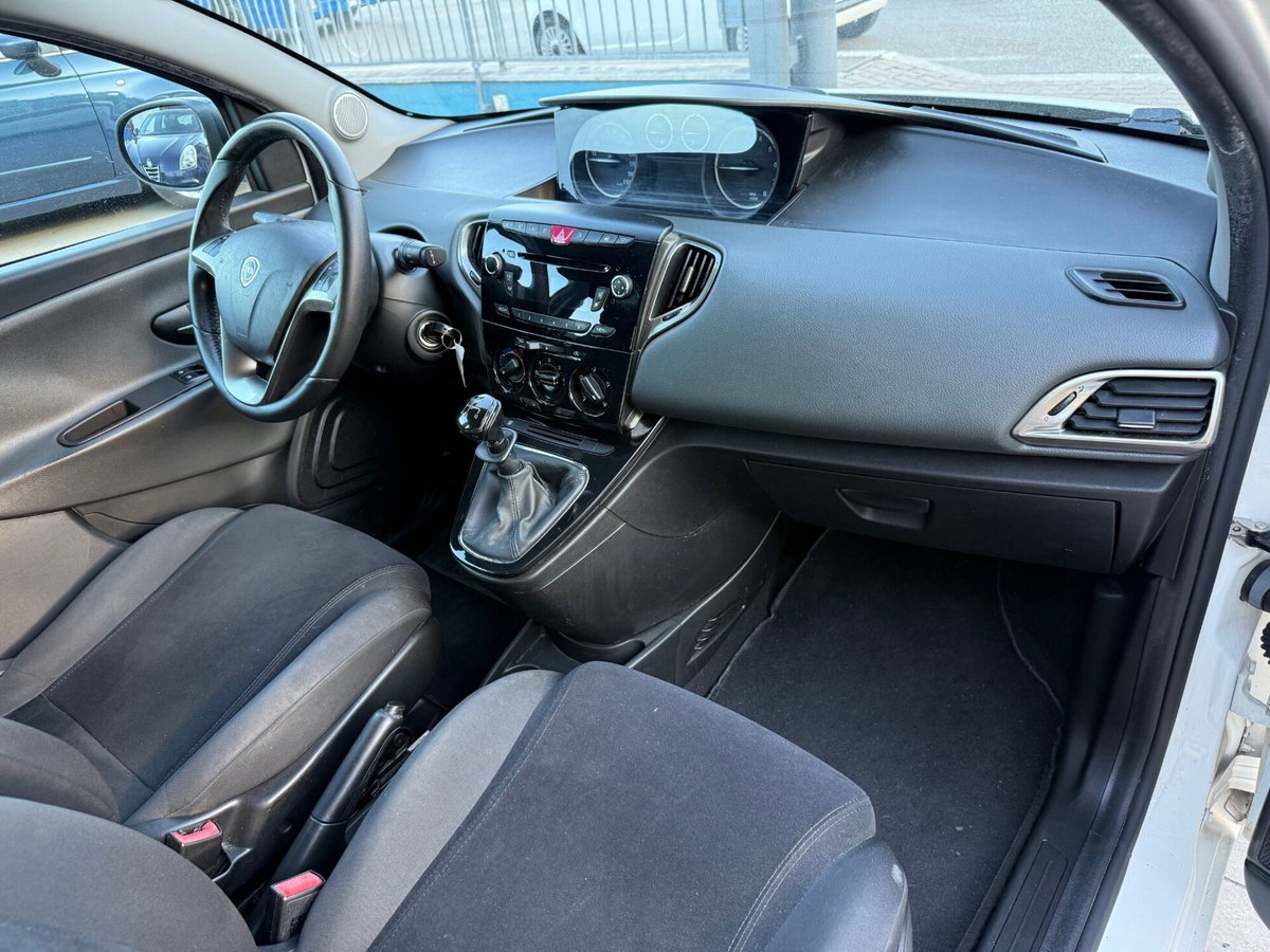 Lancia Ypsilon 1.2 69 CV 5 porte Platinum (12)