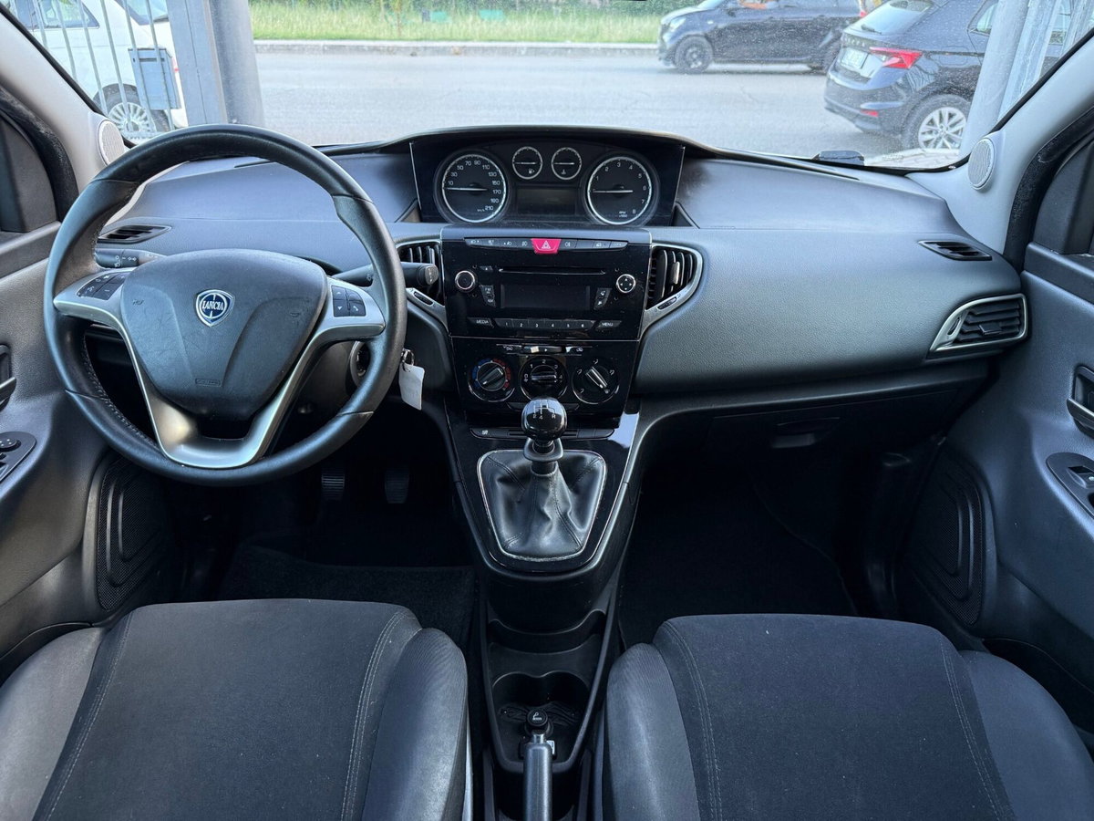 Lancia Ypsilon 1.2 69 CV 5 porte Platinum (15)