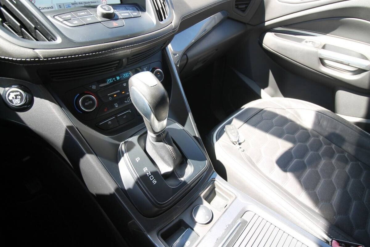 Ford Kuga 2.0 TDCI 150 CV S&S 4WD Powershift Vignale (14)