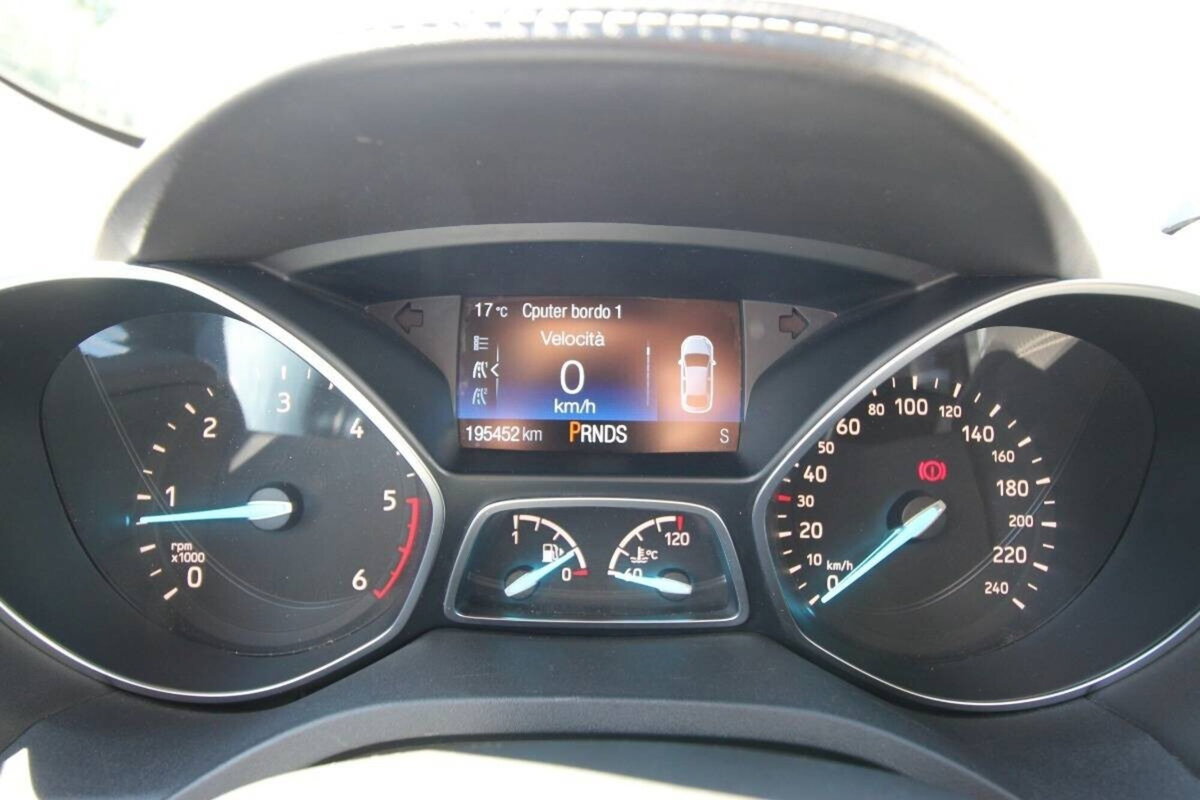 Ford Kuga 2.0 TDCI 150 CV S&S 4WD Powershift Vignale (9)
