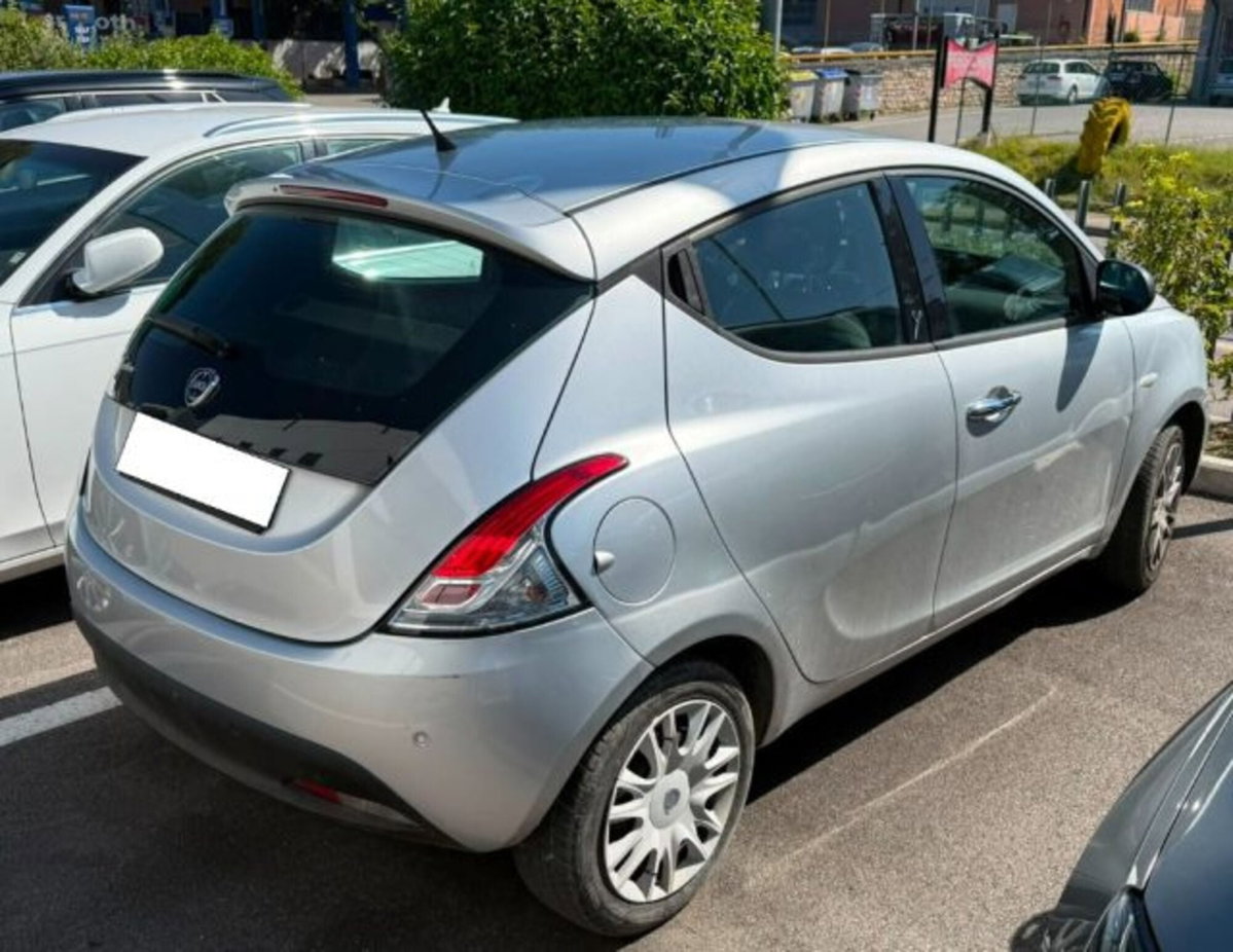 Lancia Ypsilon 1.2 69 CV 5 porte Gold (3)