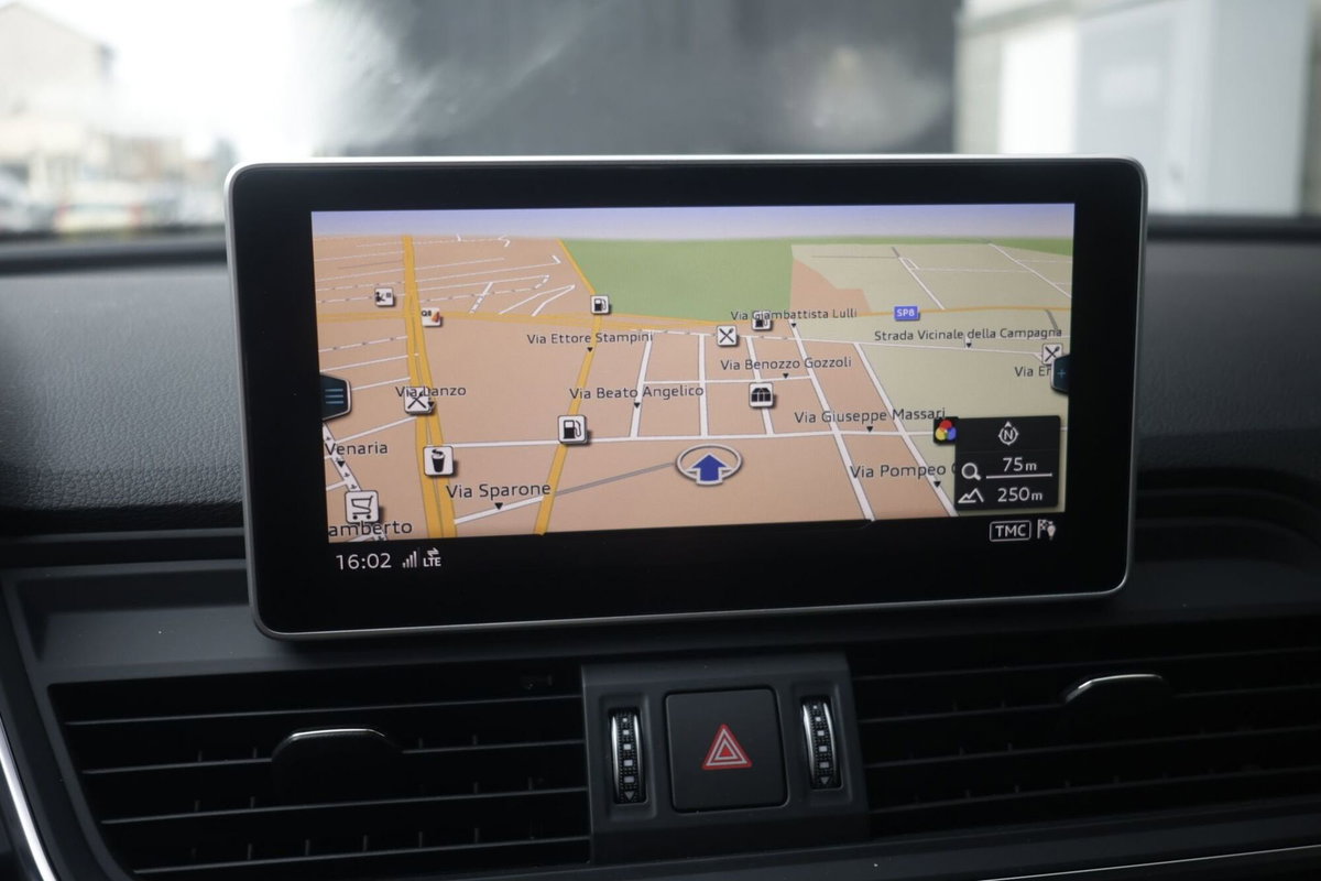 Audi Q5 40 TDI quattro S tronic Design (8)