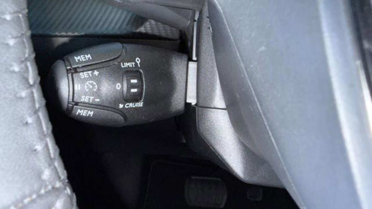 Peugeot 2008 1.2 hybrid Active 136cv e-dcs6 (8)