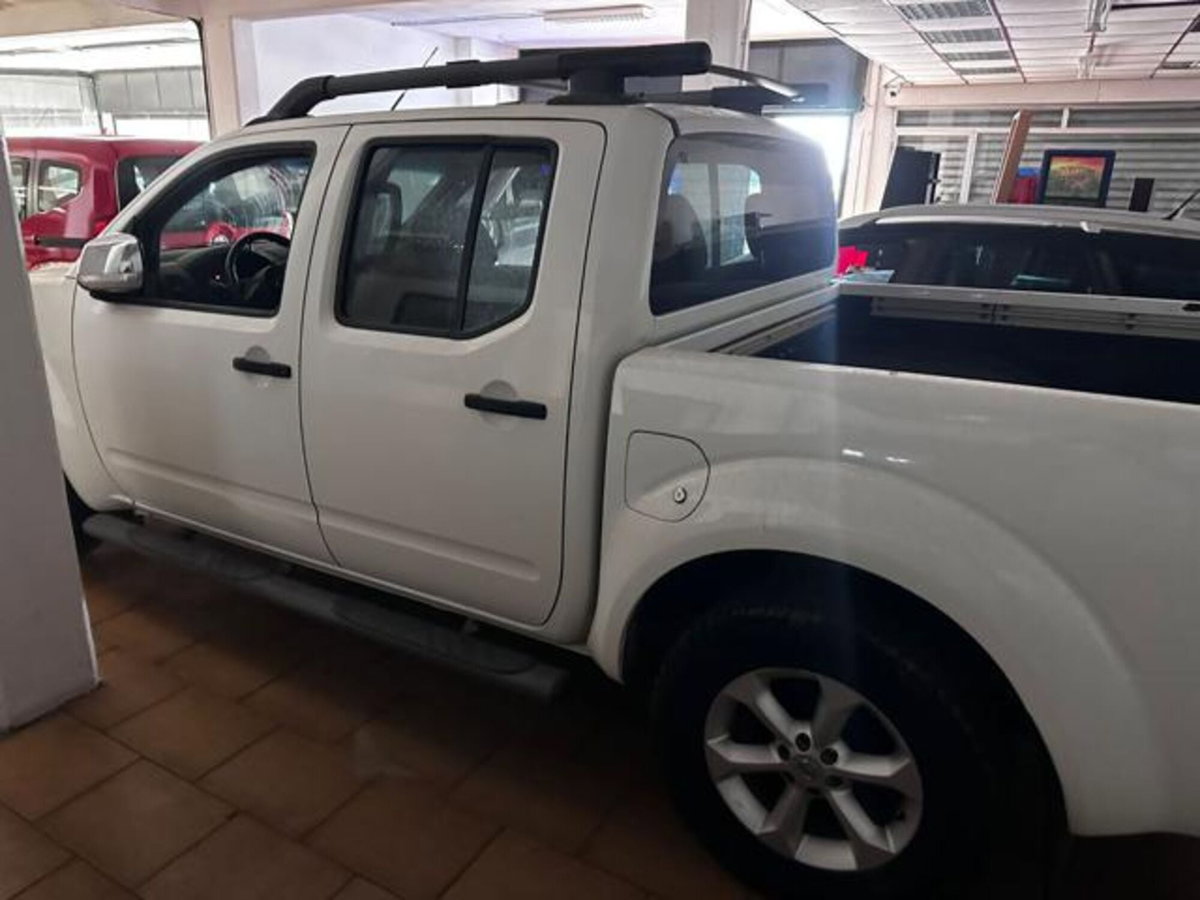 Nissan Navara 2.5 dCi 2 porte King Cab LE (2)
