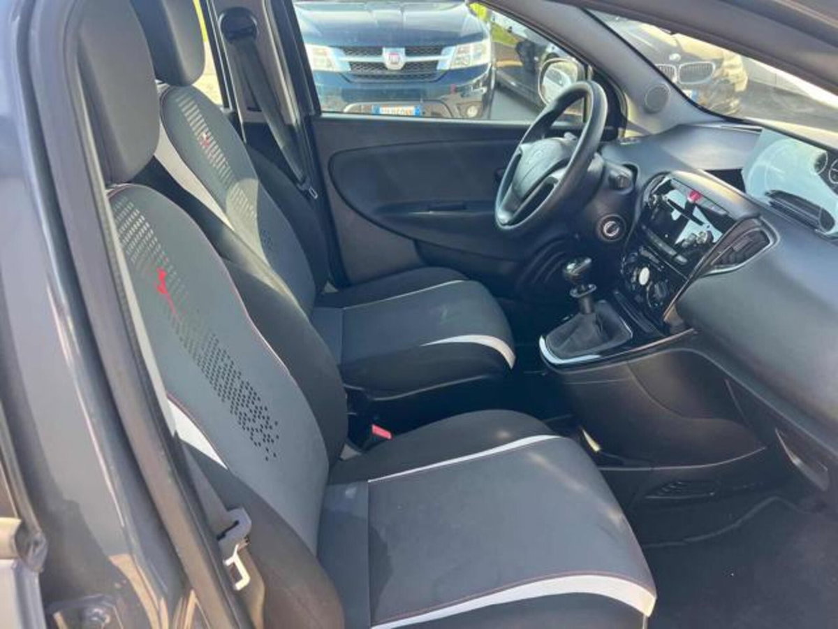 Lancia Ypsilon 1.2 69 CV 5 porte Elle (7)
