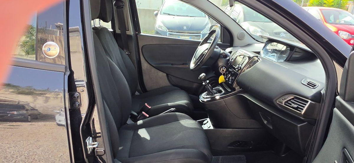 Lancia Ypsilon 1.2 69 CV 5 porte GPL Ecochic Gold (17)
