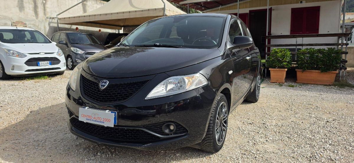 Lancia Ypsilon 1.2 69 CV 5 porte GPL Ecochic Gold (2)