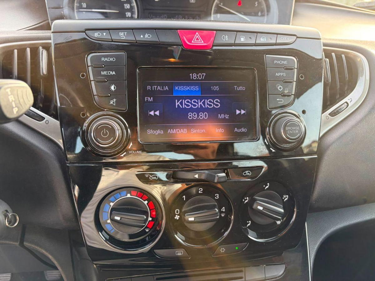 Lancia Ypsilon 1.2 69 CV 5 porte GPL Ecochic Gold (12)