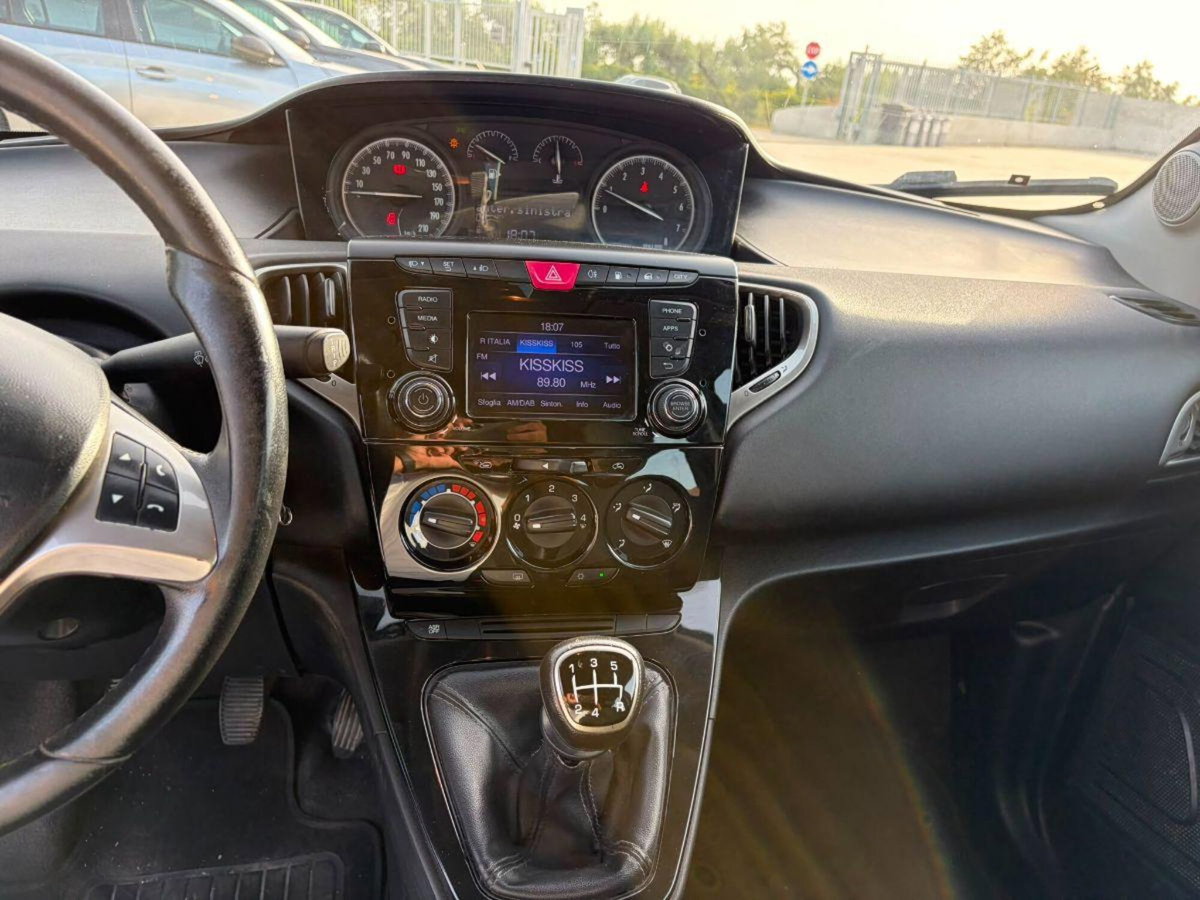 Lancia Ypsilon 1.2 69 CV 5 porte GPL Ecochic Gold (9)