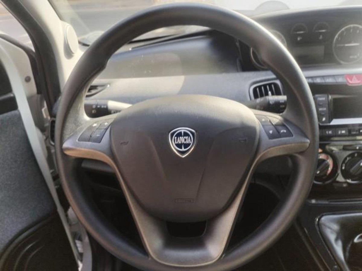 Lancia Ypsilon 1.2 69 CV 5 porte Gold (11)
