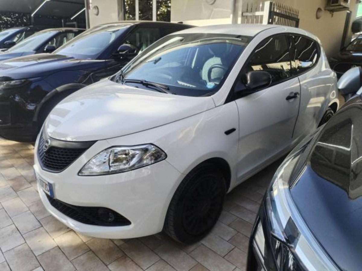 Lancia Ypsilon 1.2 69 CV 5 porte Gold (2)