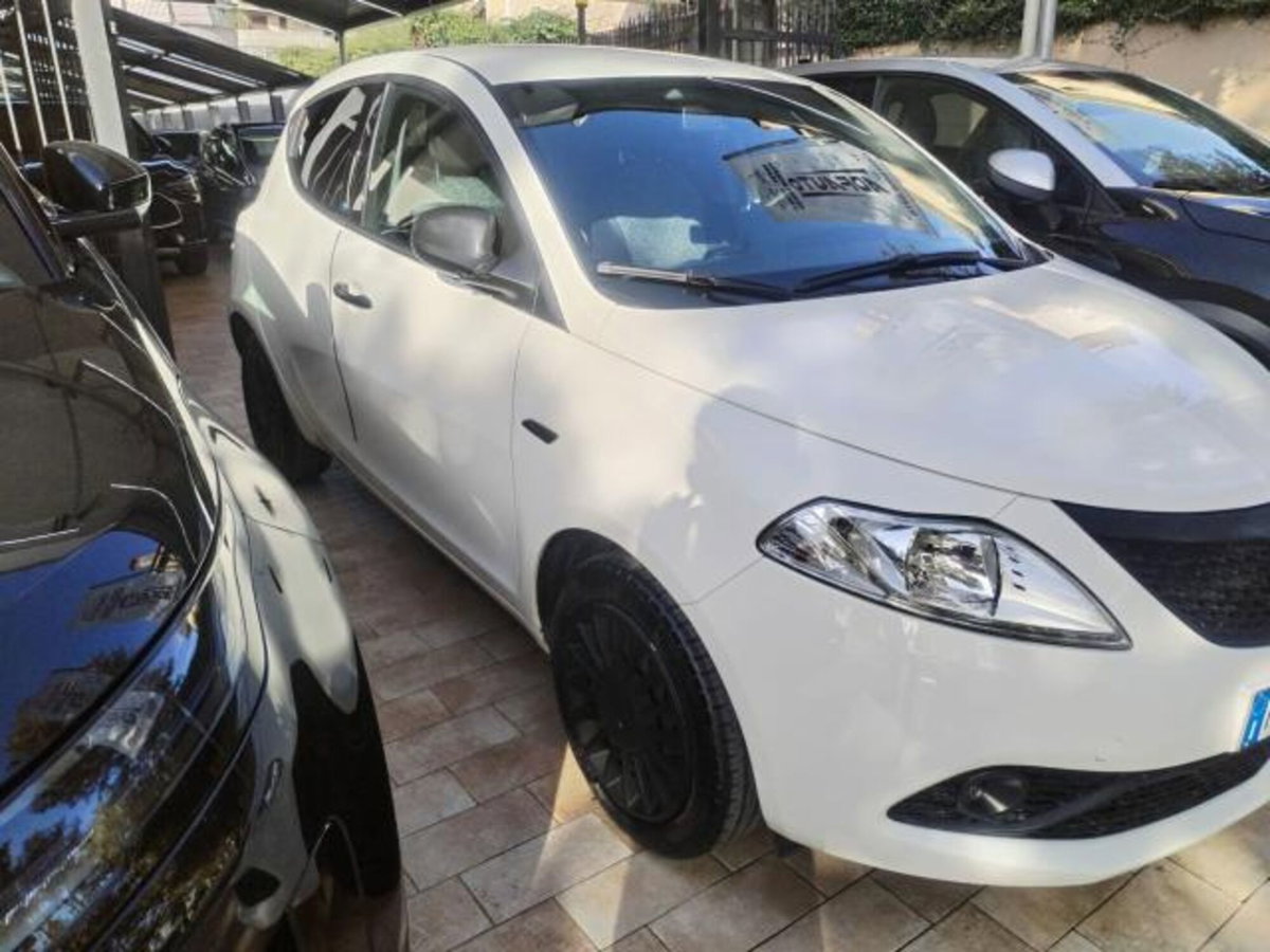 Lancia Ypsilon 1.2 69 CV 5 porte Gold (6)