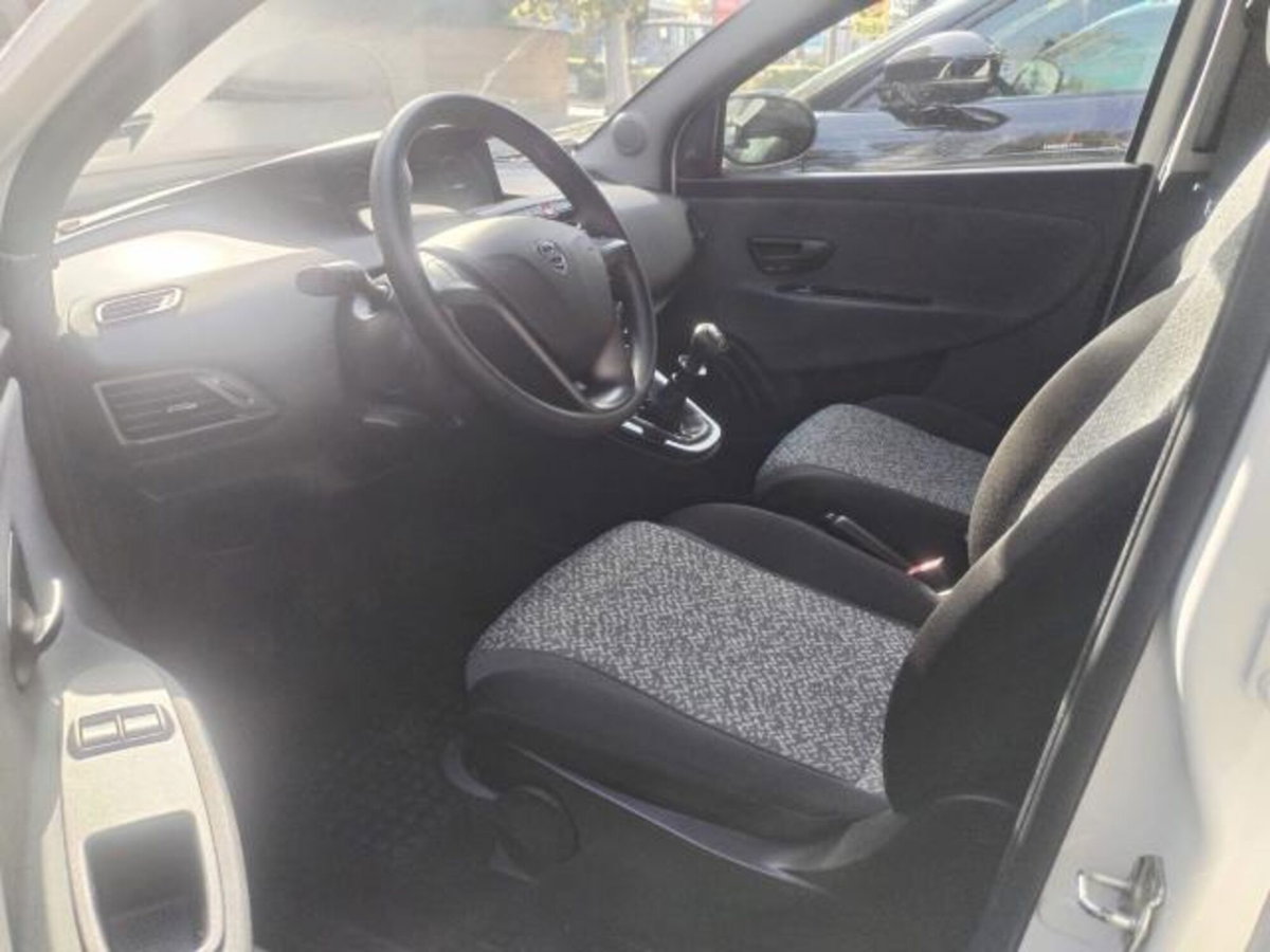 Lancia Ypsilon 1.2 69 CV 5 porte Gold (8)