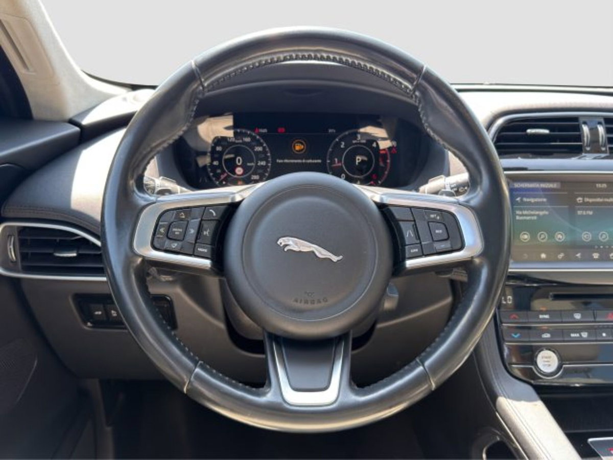 Jaguar F-Pace 2.0 D 180 CV AWD Prestige (13)