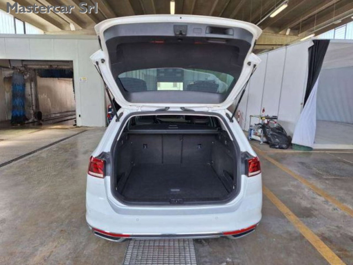 Volkswagen Passat Variant 2.0 TDI SCR 200 CV 4MOTION DSG Executive (13)