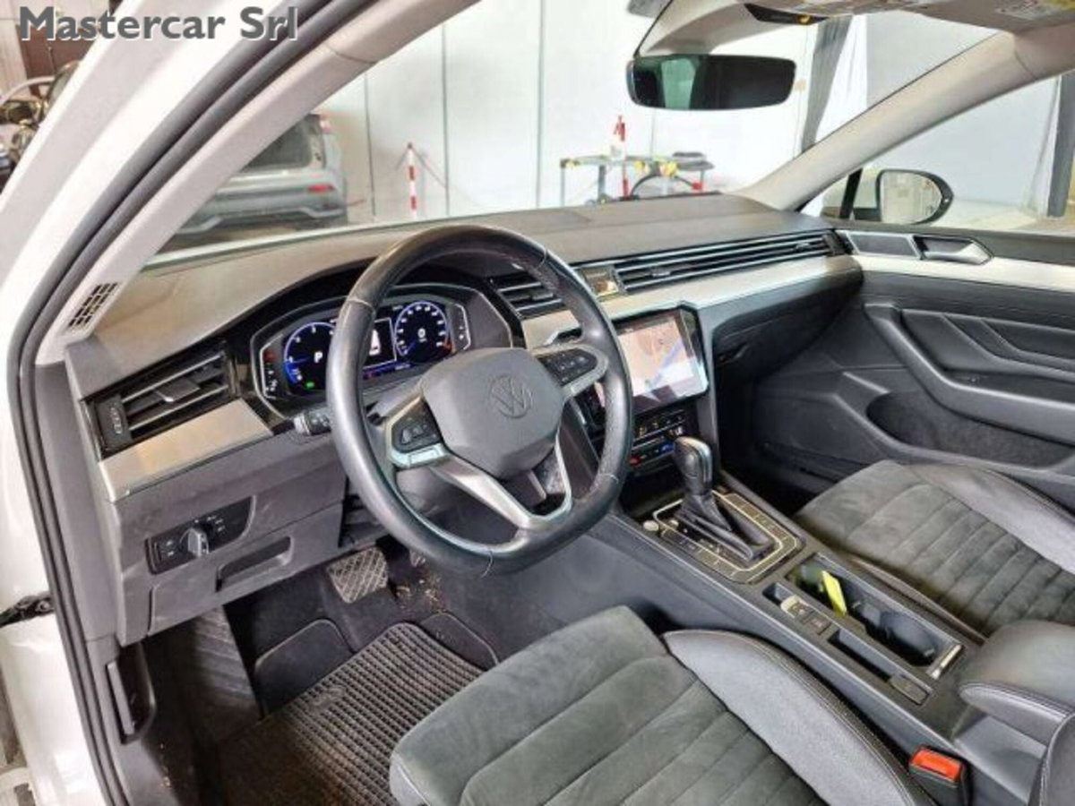 Volkswagen Passat Variant 2.0 TDI SCR 200 CV 4MOTION DSG Executive (7)