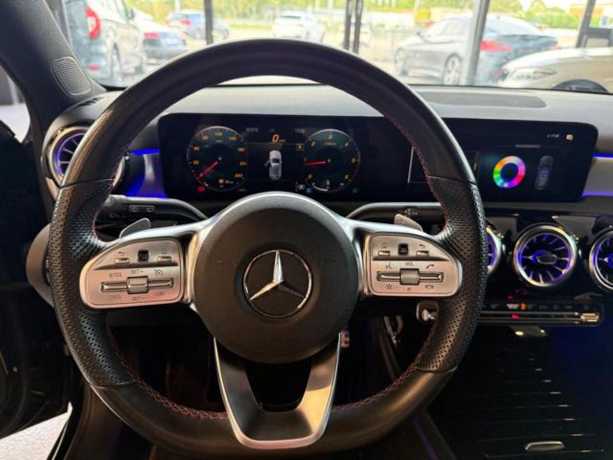 Mercedes-Benz Classe A Sedan 180 d Automatic 4p. Premium (9)