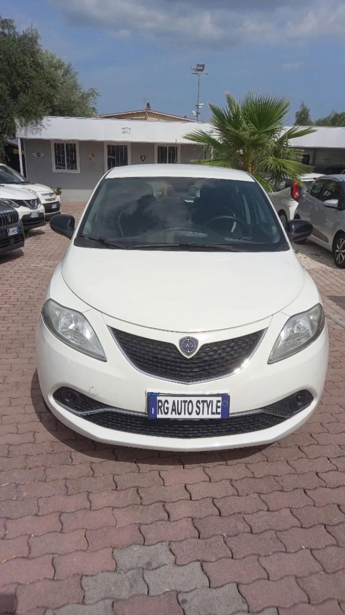 Lancia Ypsilon 1.2 69 CV 5 porte Silver (2)