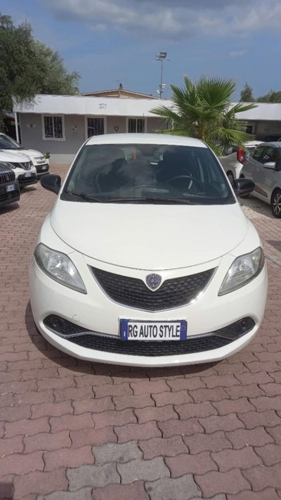 Lancia Ypsilon 1.2 69 CV 5 porte Silver (2)