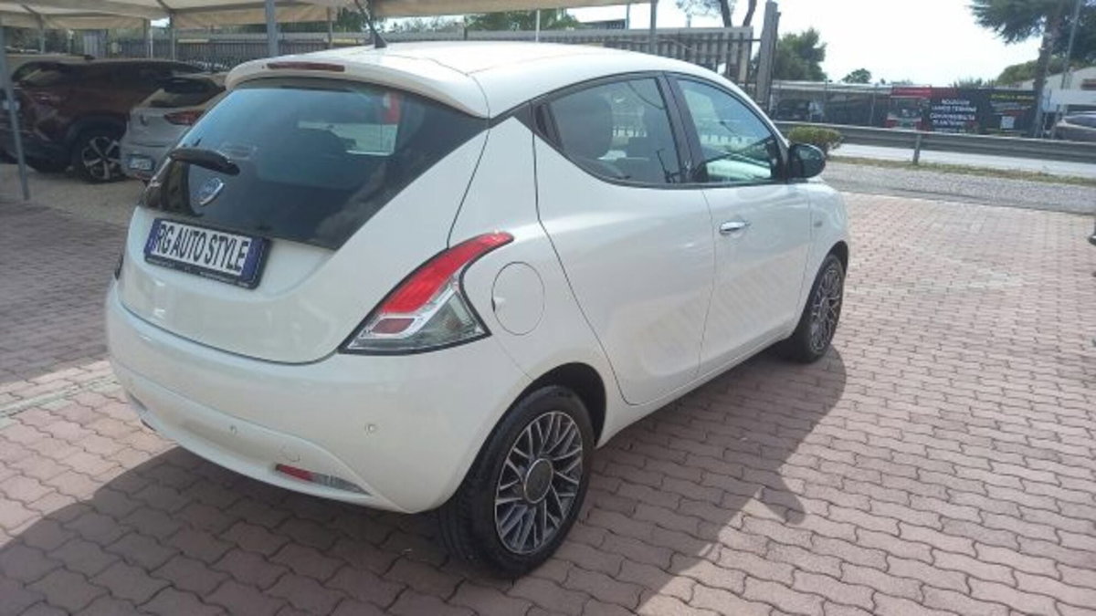 Lancia Ypsilon 1.2 69 CV 5 porte Silver (7)