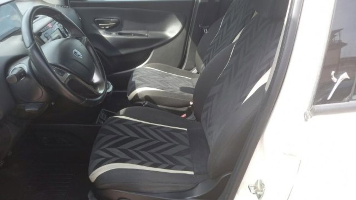 Lancia Ypsilon 1.2 69 CV 5 porte Silver (9)