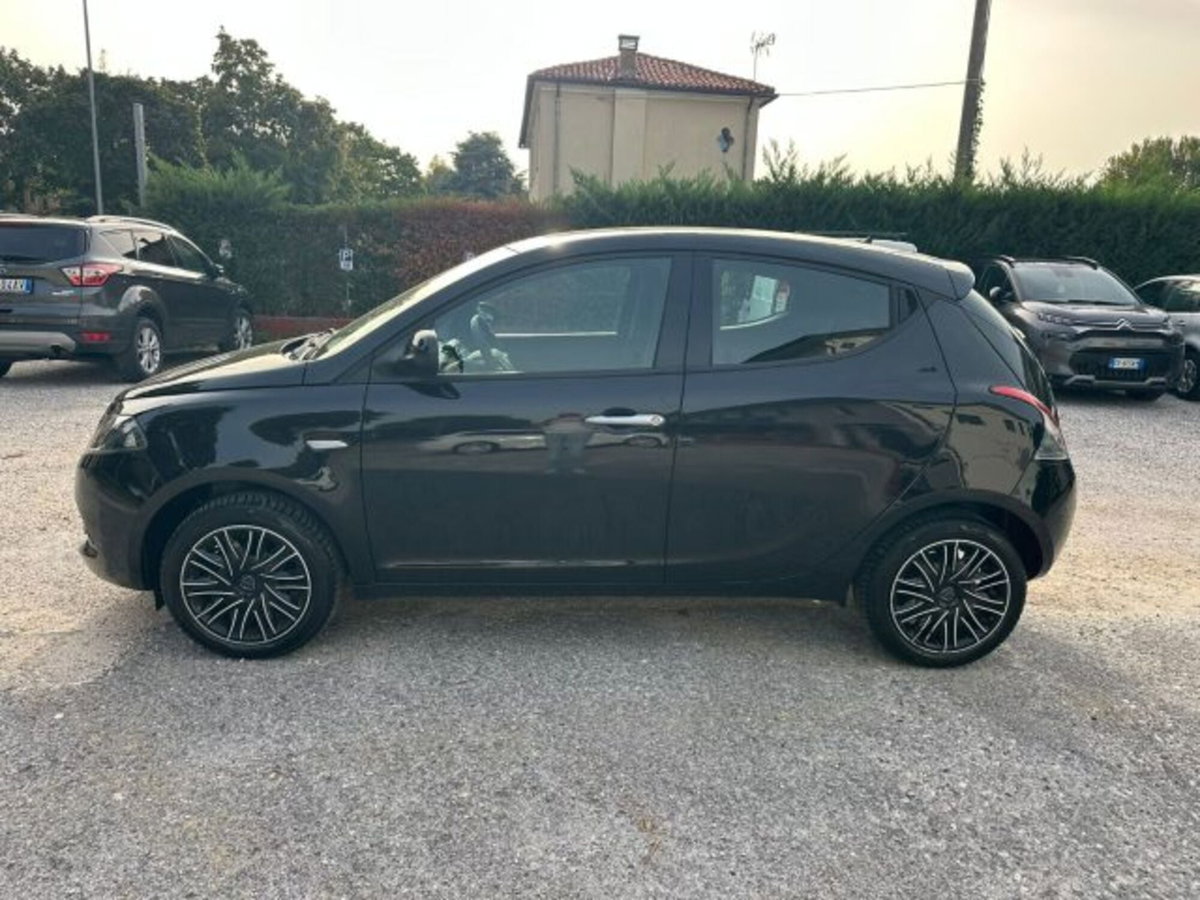Lancia Ypsilon 1.0 FireFly 5 porte S&S Hybrid Gold Plus (2)