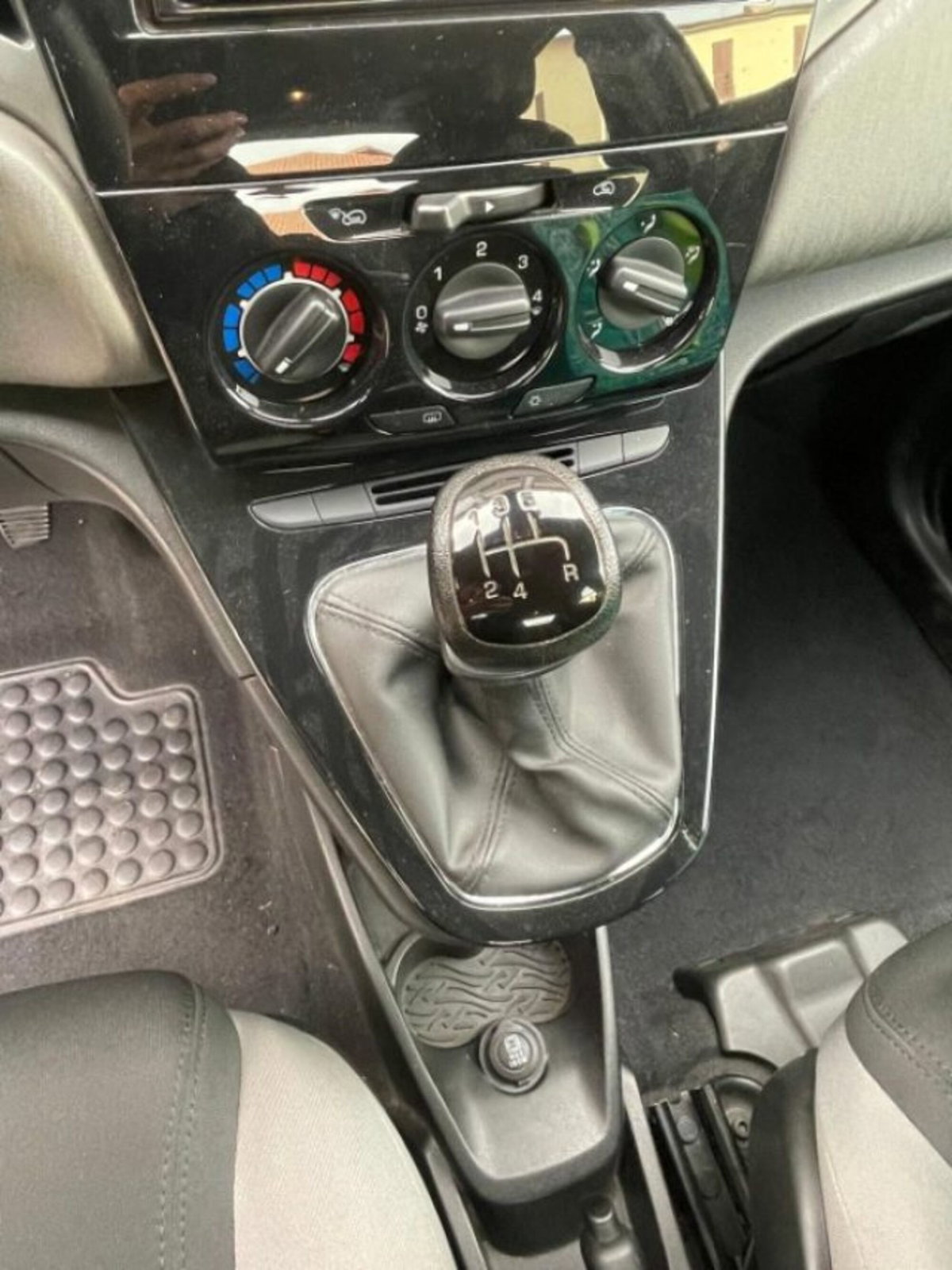 Lancia Ypsilon 1.2 69 CV 5 porte Silver (11)