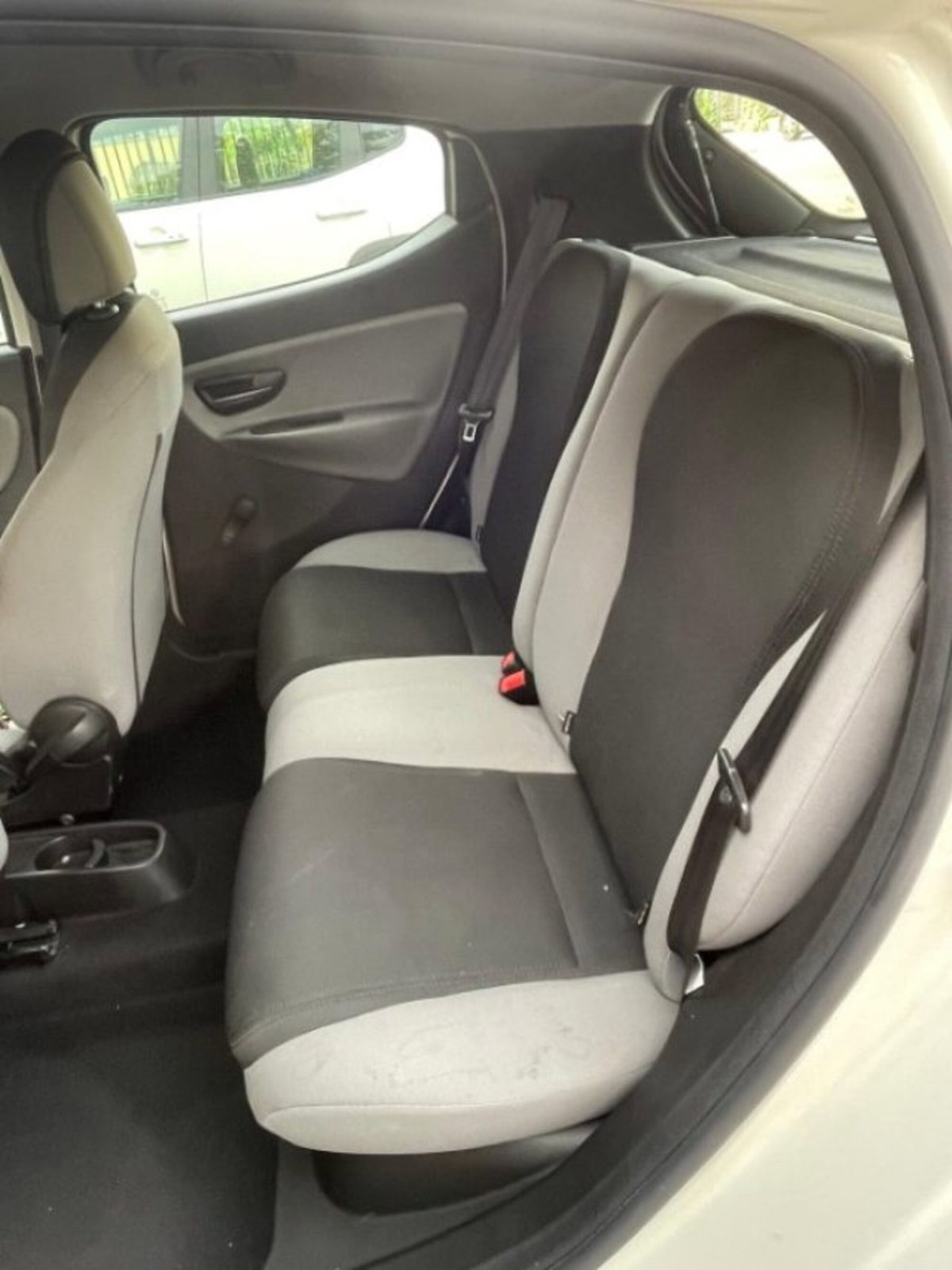 Lancia Ypsilon 1.2 69 CV 5 porte Silver (12)