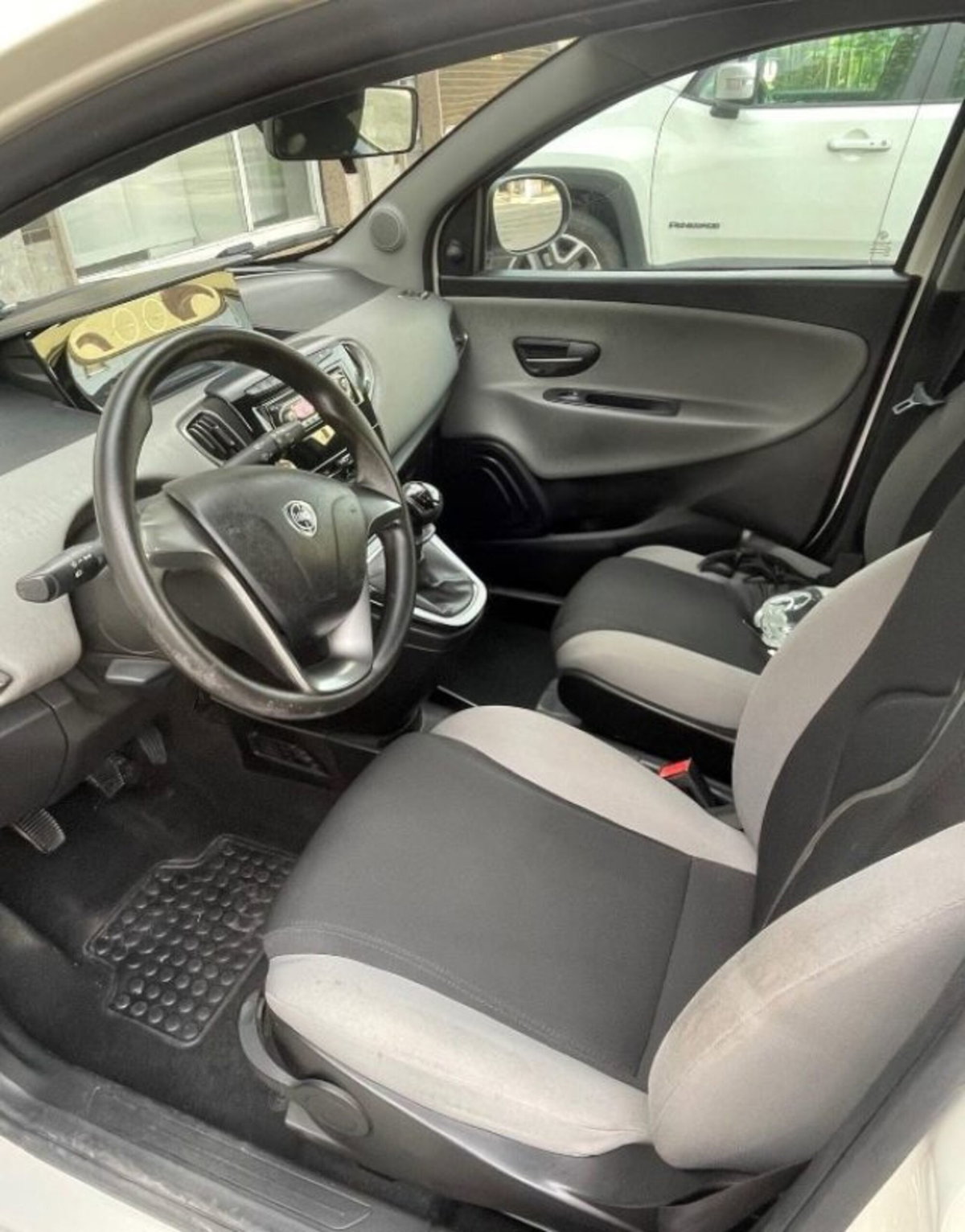 Lancia Ypsilon 1.2 69 CV 5 porte Silver (15)