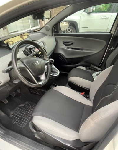 Lancia Ypsilon 1.2 69 CV 5 porte Silver (15)
