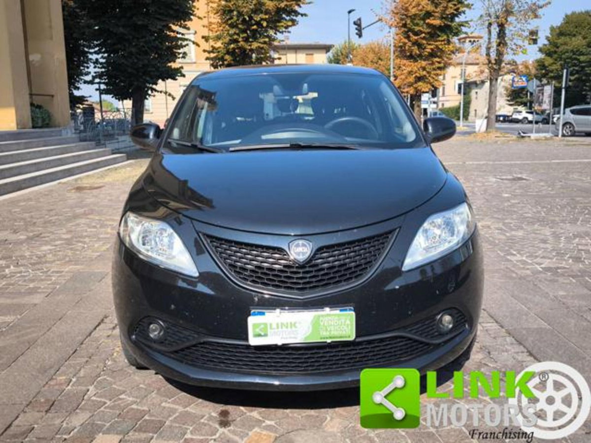Lancia Ypsilon 1.2 69 CV 5 porte GPL Ecochic Black and Noir (2)