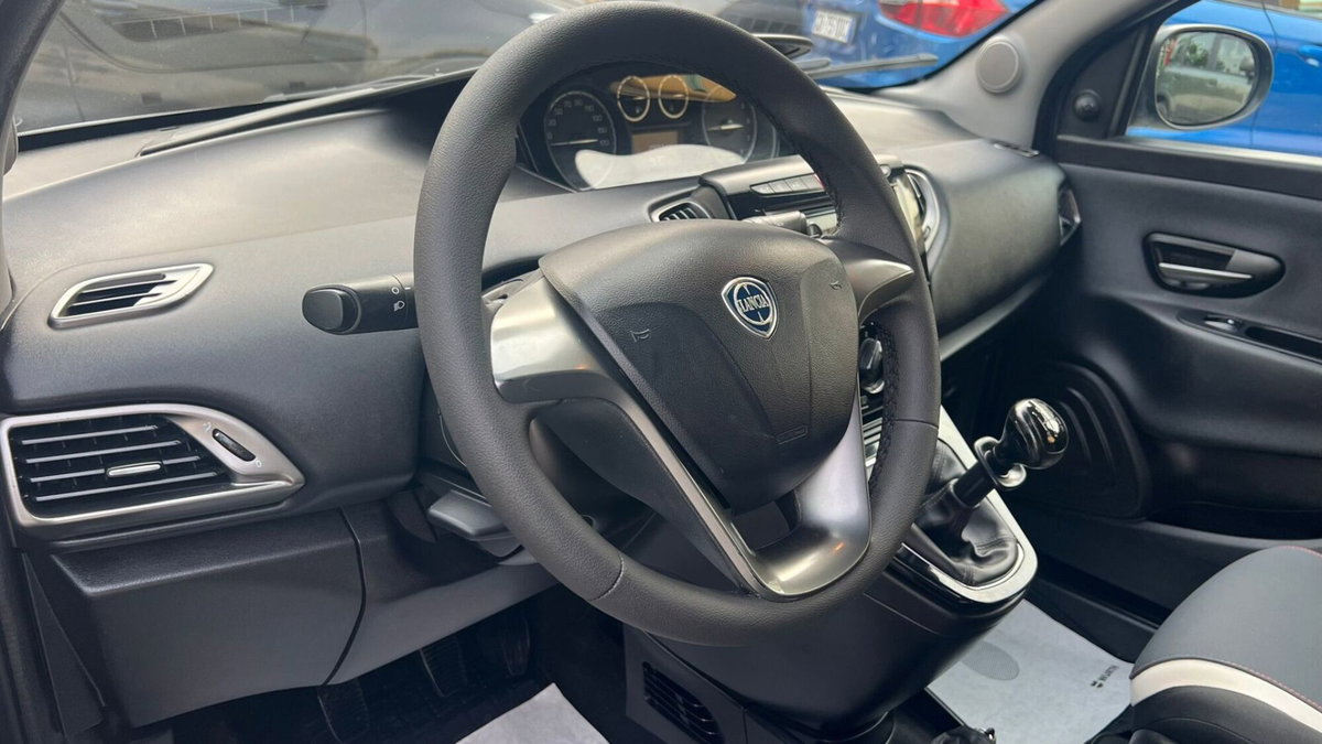 Lancia Ypsilon 1.2 69 CV 5 porte GPL Ecochic Gold (9)