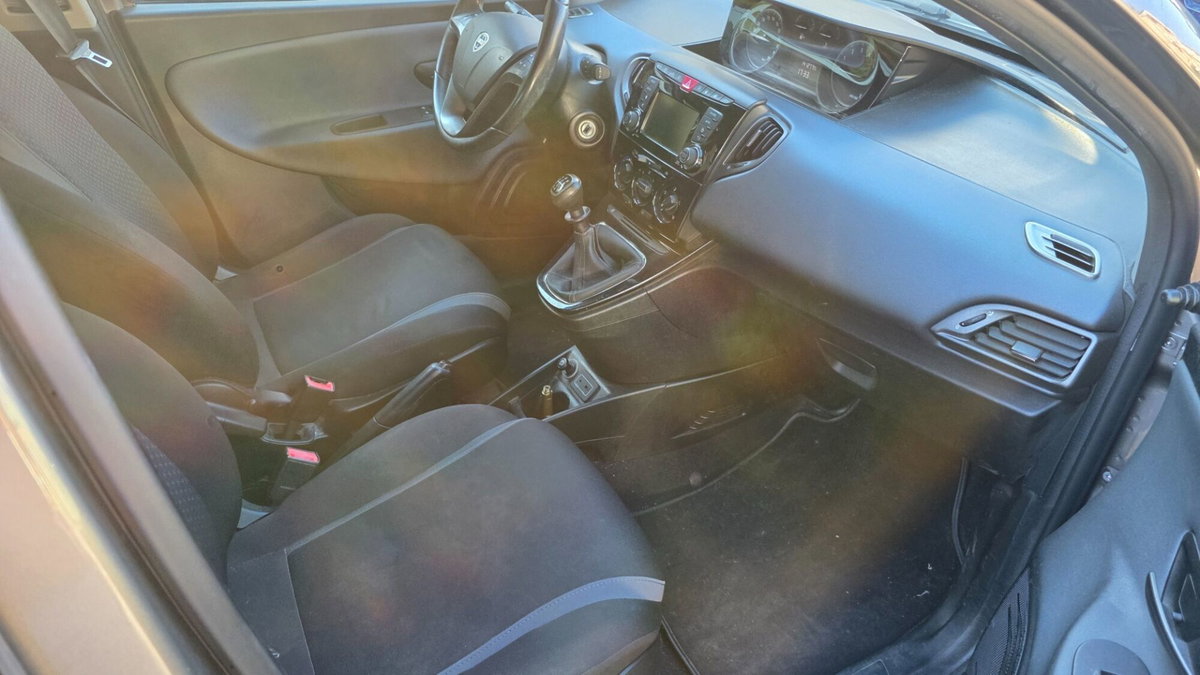 Lancia Ypsilon 1.2 69 CV 5 porte GPL Ecochic Silver (10)