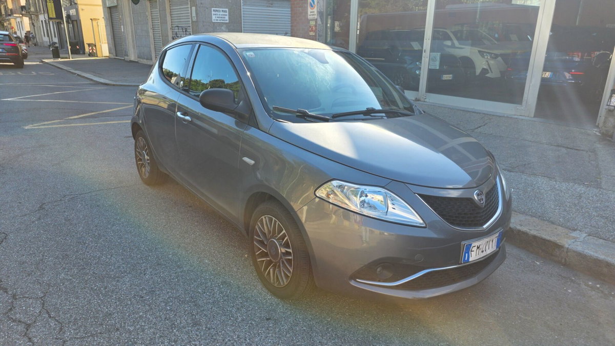 Lancia Ypsilon 1.2 69 CV 5 porte GPL Ecochic Silver (2)