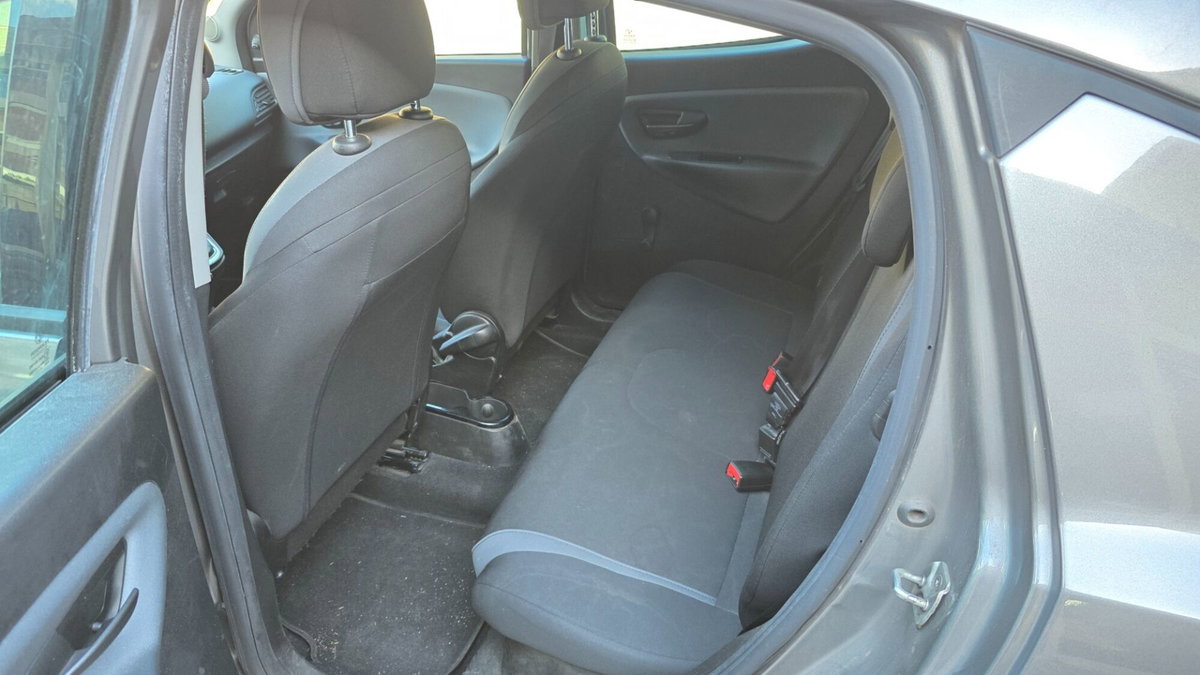 Lancia Ypsilon 1.2 69 CV 5 porte GPL Ecochic Silver (8)