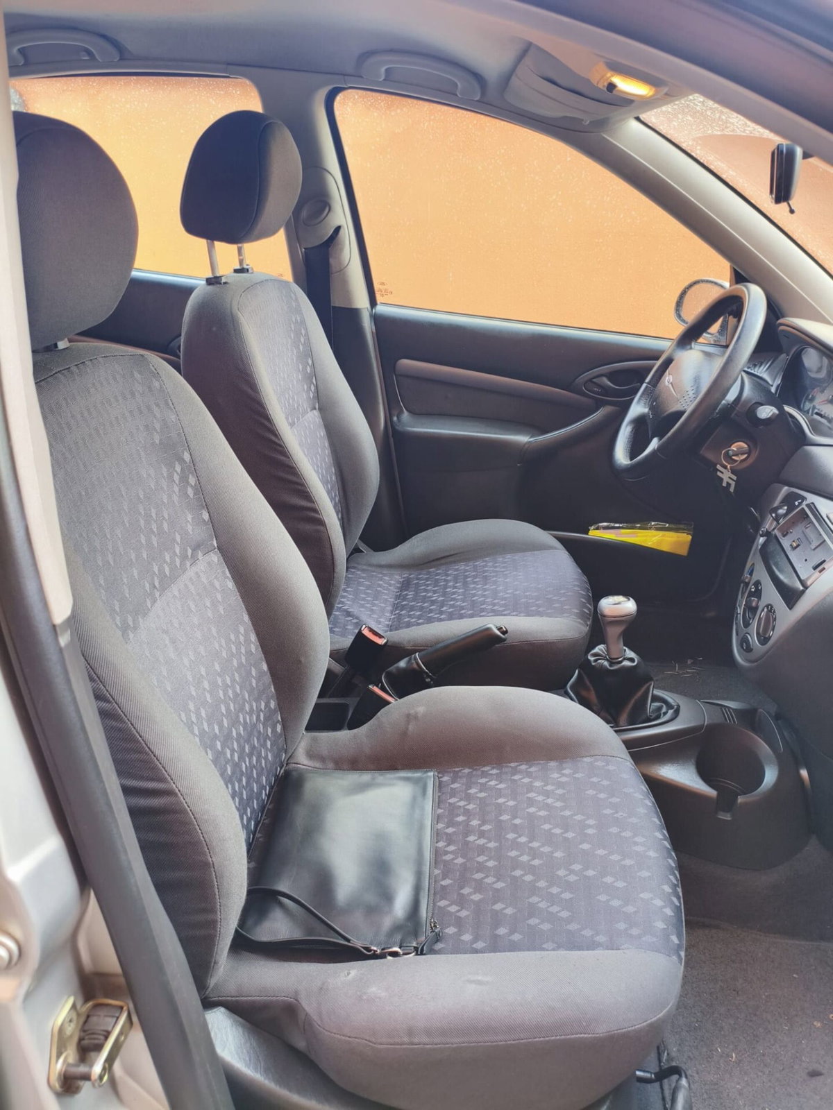 Ford Focus 1.6i 16V cat 5p. Ghia (10)