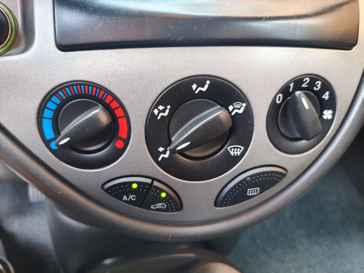 Ford Focus 1.6i 16V cat 5p. Ghia (13)