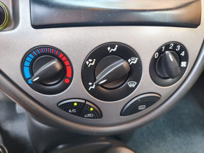 Ford Focus 1.6i 16V cat 5p. Ghia (13)