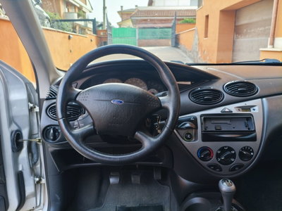 Ford Focus 1.6i 16V cat 5p. Ghia (6)