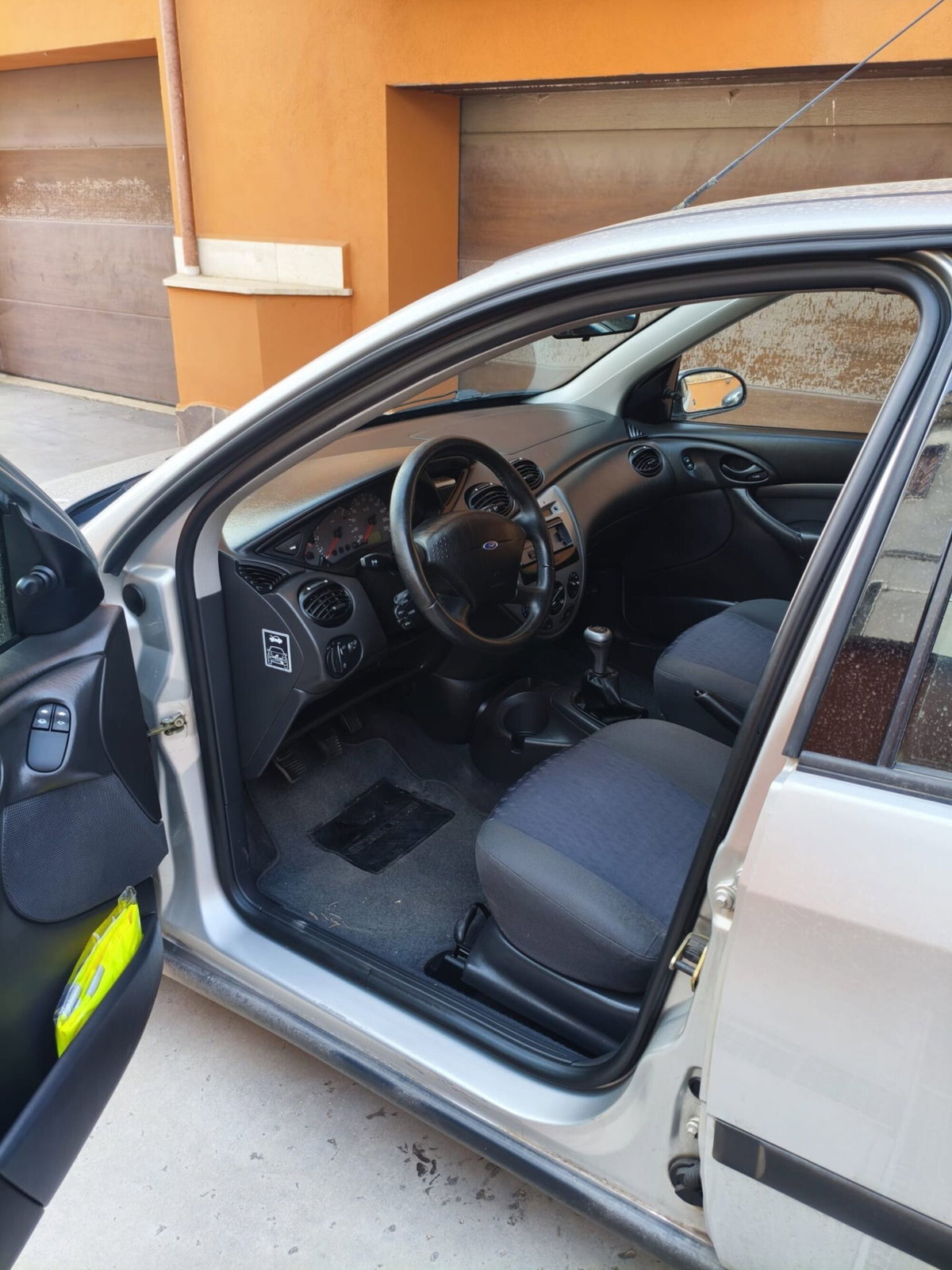Ford Focus 1.6i 16V cat 5p. Ghia (7)