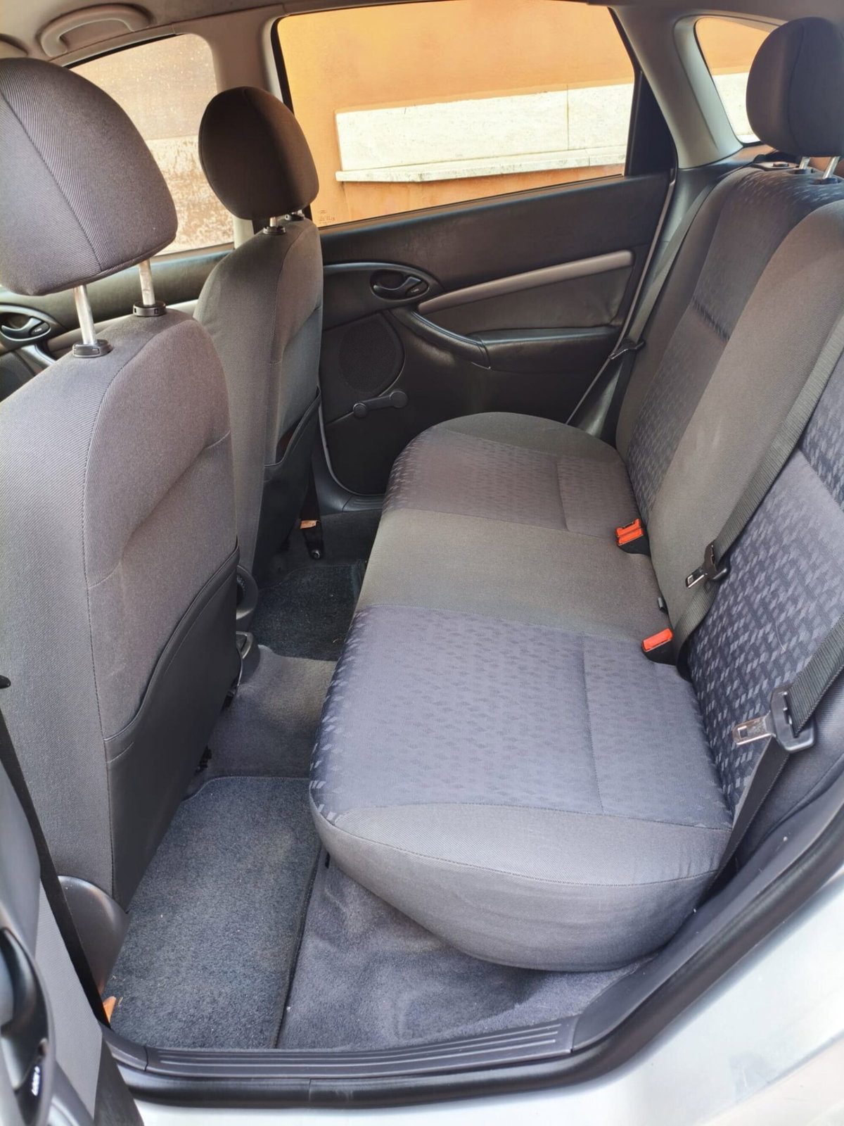 Ford Focus 1.6i 16V cat 5p. Ghia (8)