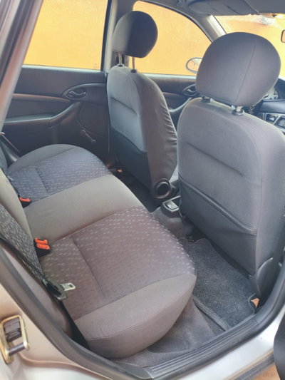 Ford Focus 1.6i 16V cat 5p. Ghia (9)