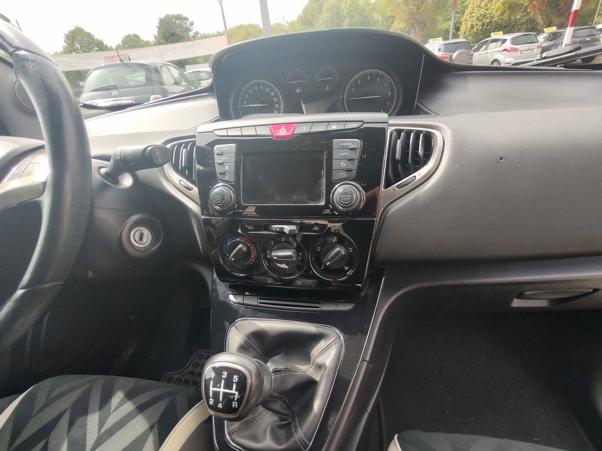 Lancia Ypsilon 1.2 69 CV 5 porte Silver (11)